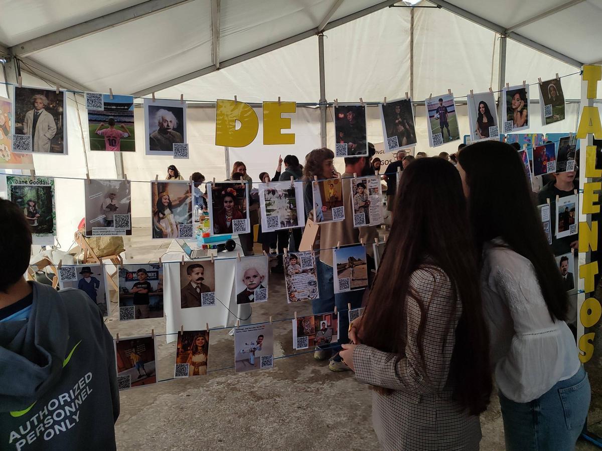 La Galería de Talentos, con fotografías de personajes famosos y alumnos caracterizados de ellos.