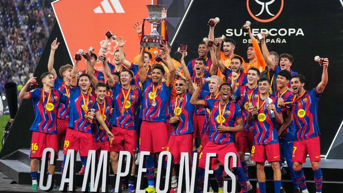 Los jugadores del Barça celebran la Supercopa