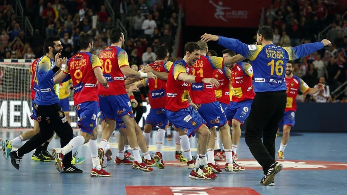 Los jugadores de España celebran el triunfo en la final.