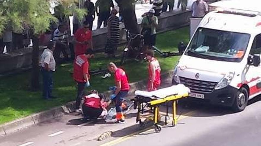 Llega la ambulancia al lugar del accidente y el personal de salvamento de la playa.