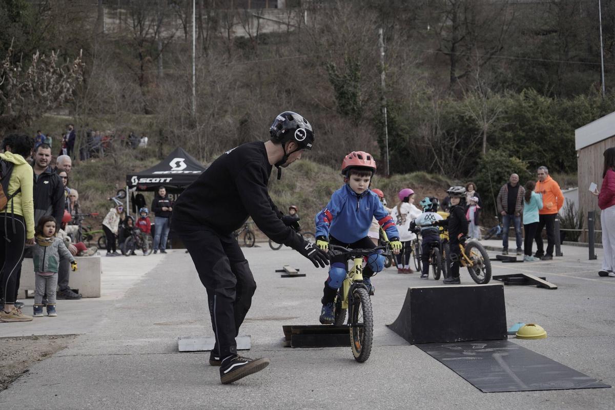 Imatge de l'acte inaugural de la nova pista de pump track de Gironella, en imatges