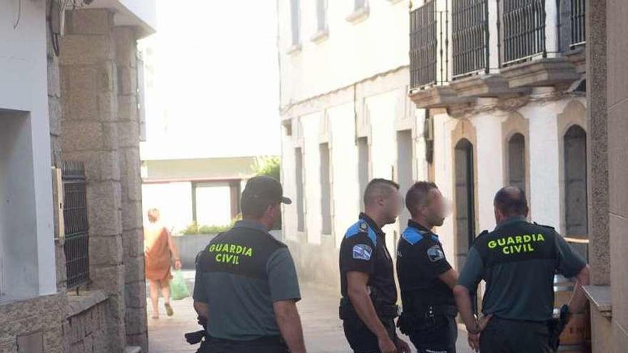 Policía Local y guardia Civil en un operativo en A Illa. // Noé Parga
