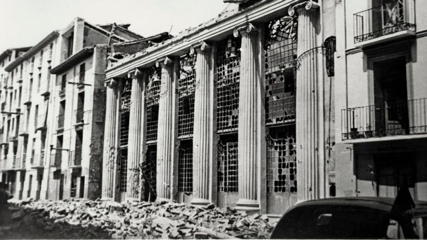 Algunas imágenes muestran los efectos del bombardeo sobre el teatro Olimpia de Huesca | VICENTE PLANA MUR