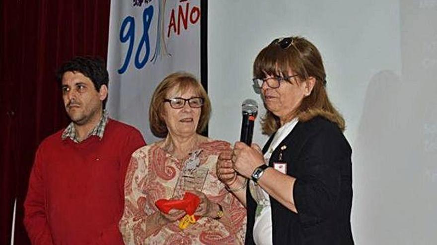 Ernestina Ferreras de la Fuente, entre el tesorero y la secretaria del centro castellano y leonés.