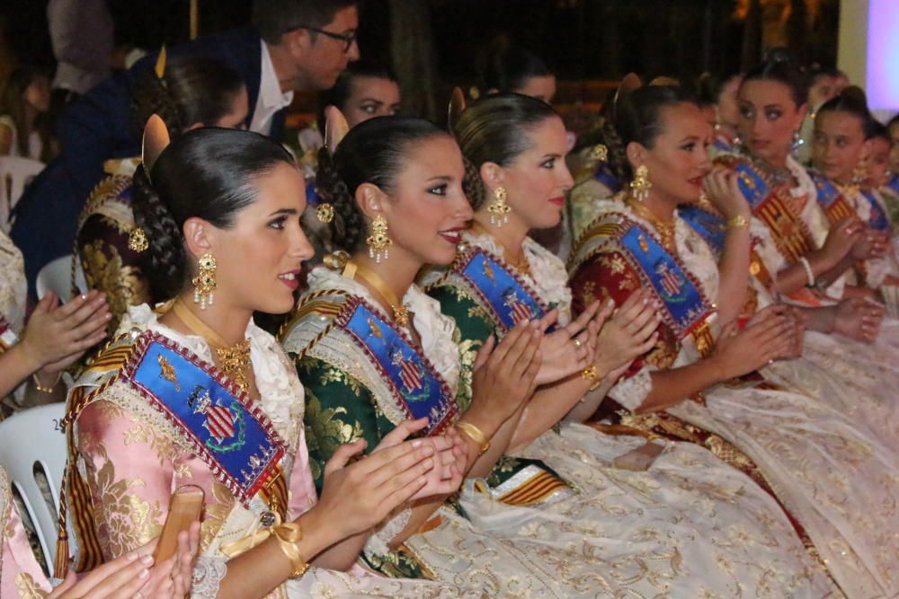 Las falleras mayores de València y cortes de honor no se perdieron el acto.