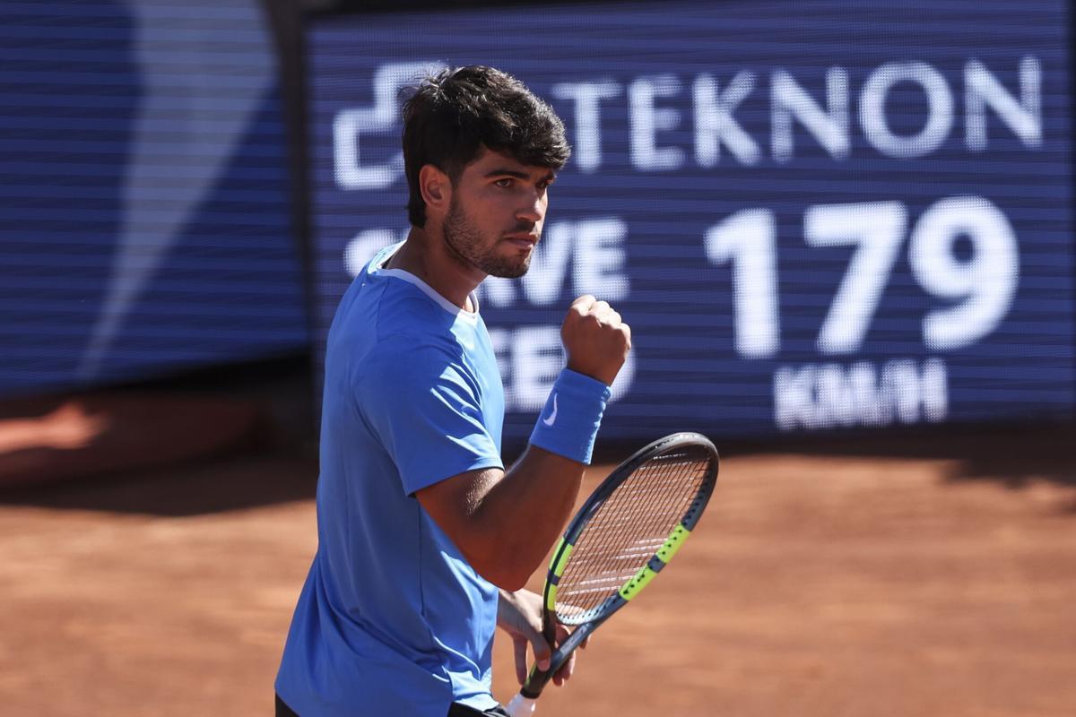 El tenista español Carlos Alcaraz en el partido y victoria contra el finlandés Otto Virtanen en el Barcelona Open Banc Sabadell.