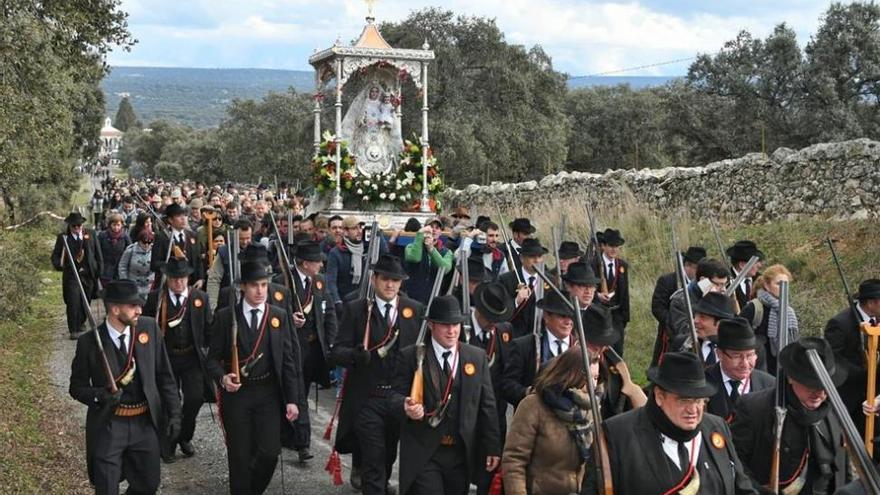 Miles de romeros acompañan a la Virgen de Luna en su camino a Pozoblanco