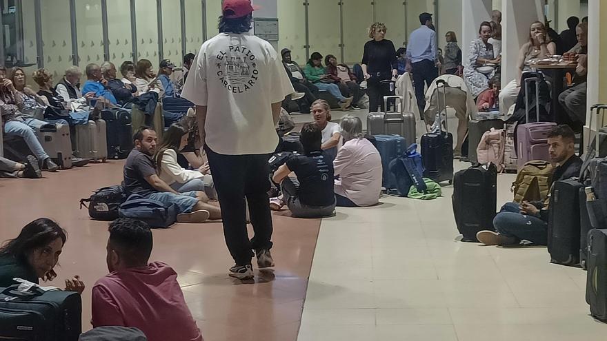 Cientos de personas pasan la noche en las estaciones de tren a la espera de recuperar el tráfico normal