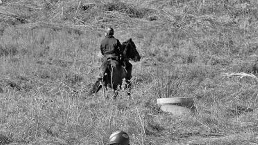 Agentes a caballo durante la búsqueda de ayer.