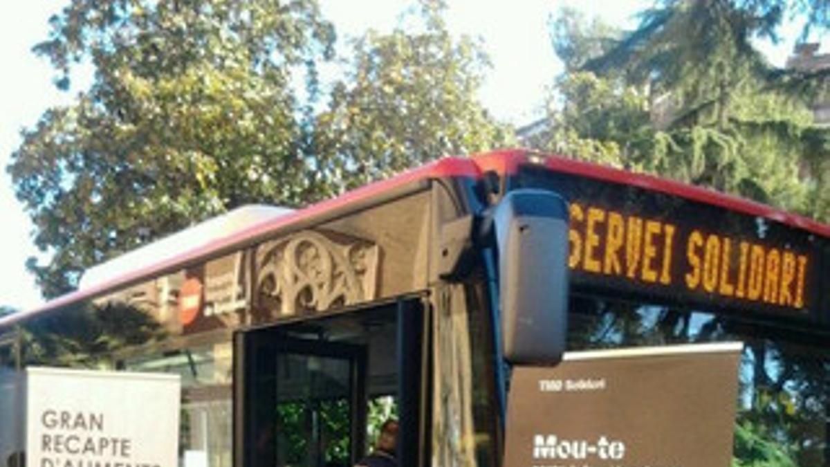 Un bus de TMB recoge alimentos en ruta por las escuelas de Barcelona