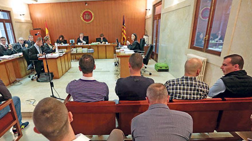 Los nueve imputados por tráfico de drogas que han sido absueltos, en el juicio en la Audiencia.