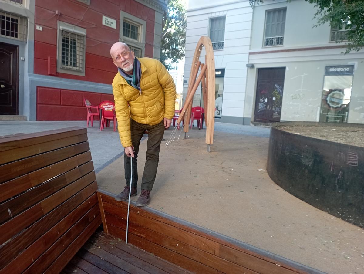 Vicente Navas muestra el marcado desnivel de la tarima, donde ya se han producido caídas.