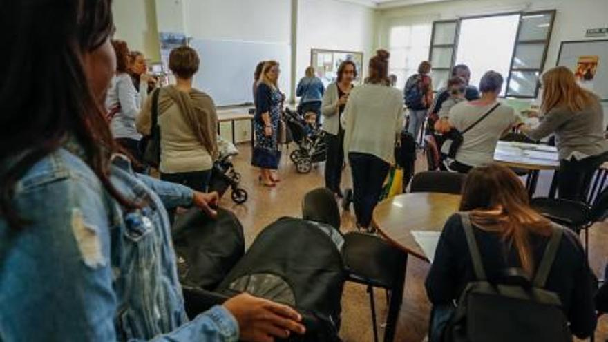 Familias pidiendo plaza en escuelas infantiles municipales.