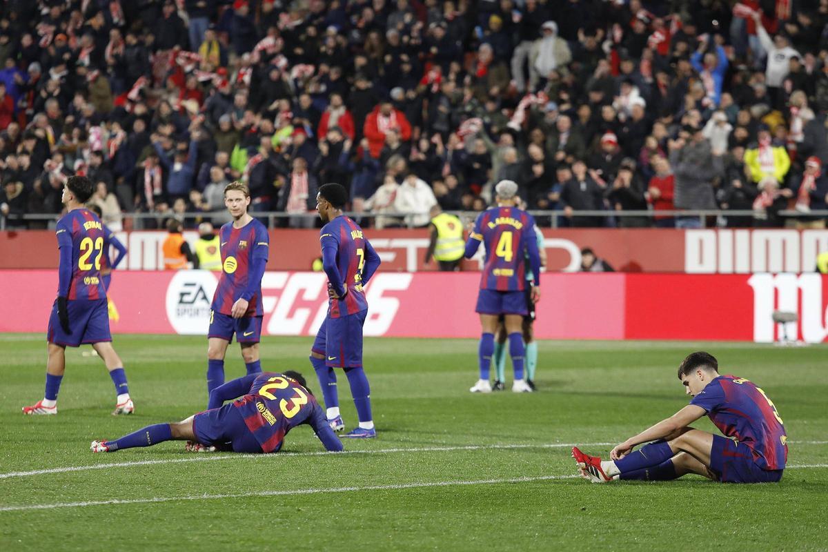 Koundé i altres jugadors del Barça, per terra i desfets després del segon gol del Girona