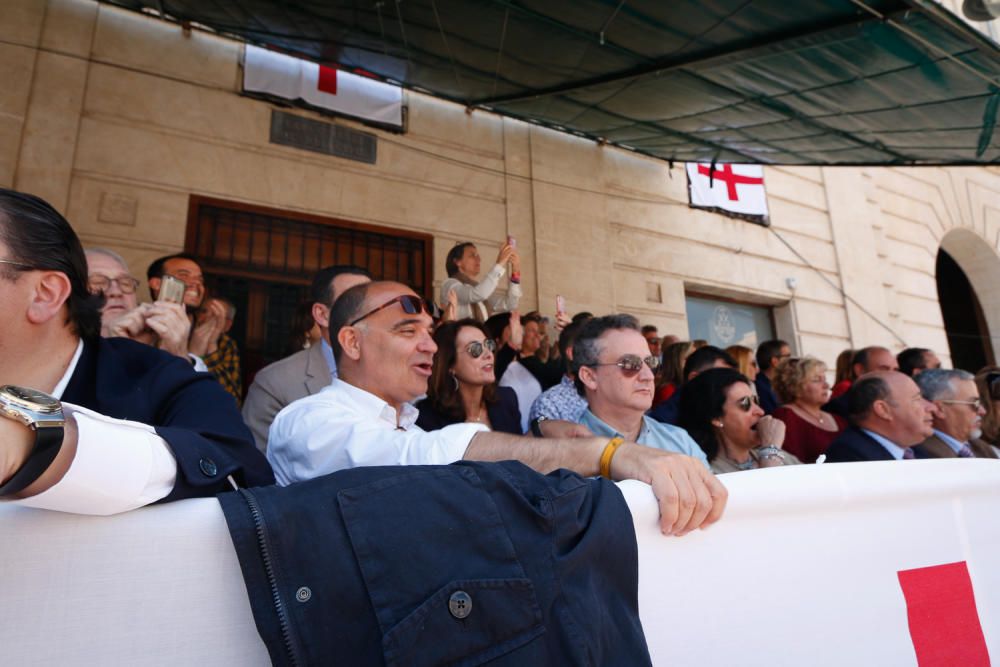 El emblema de la cruz luce en Alcoy con una espectacular Entrada Cristiana