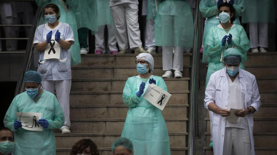 Trabajadores del Hospital Peset despiden a una compañera muerta por coronavirus.