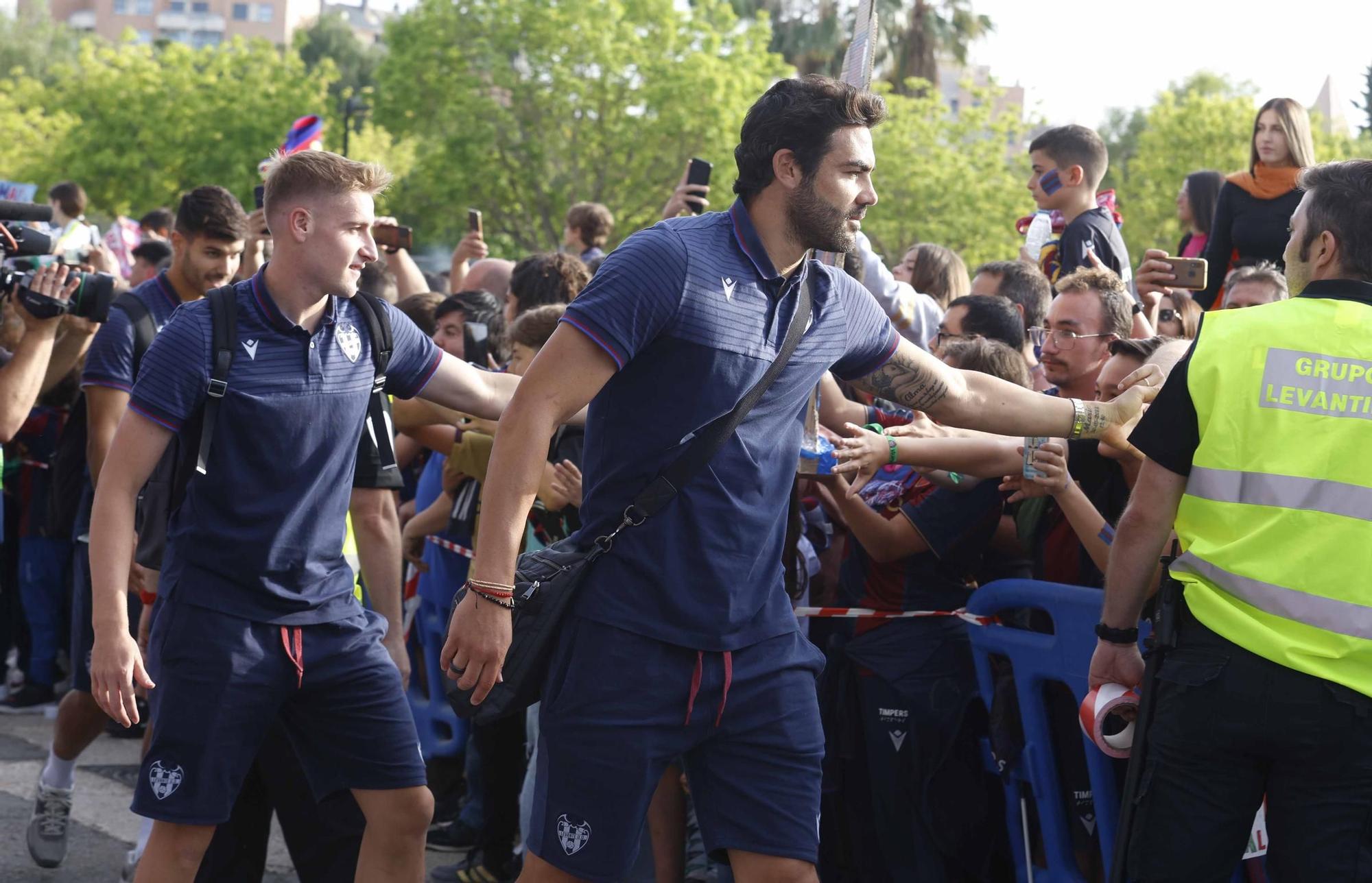 Recibimiento de la afición levantinista al equipo