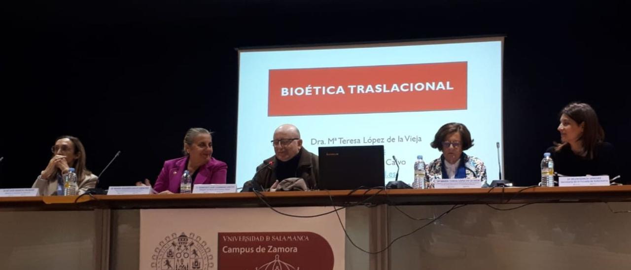 Francisco Cuadrado (centro) presenta la ponencia sobre bioética traslacional en el salón de actos del Campus Viriato. | Cedida