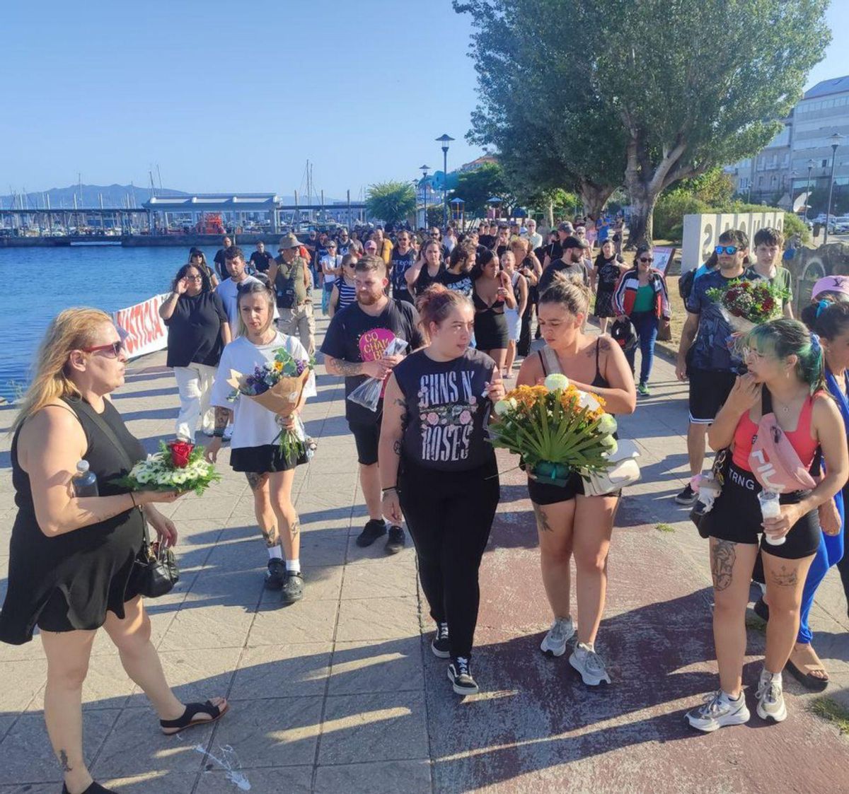 Un momento de la ofrenda floral en la Alameda Nova. |  Santos Álvarez