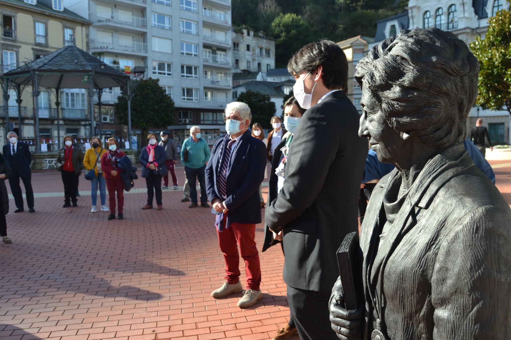 Estatua de Margarita Salas, en Luarca.