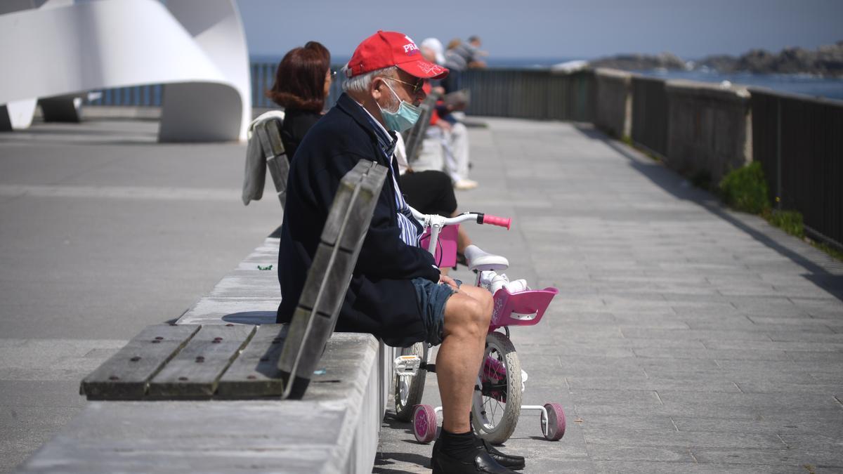 Gente en el paseo marítimo de A Coruña.