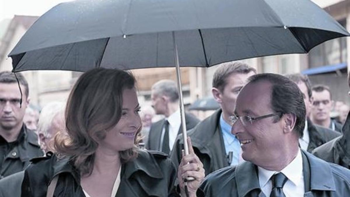 Valérie Trierweiler y François Hollande,  muy sonrientes, en un acto en julio del 2012.