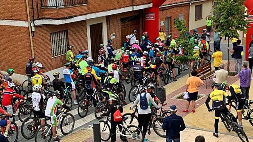 Los ciclistas, preparados para la salida en Manganeses de la Lampreana.