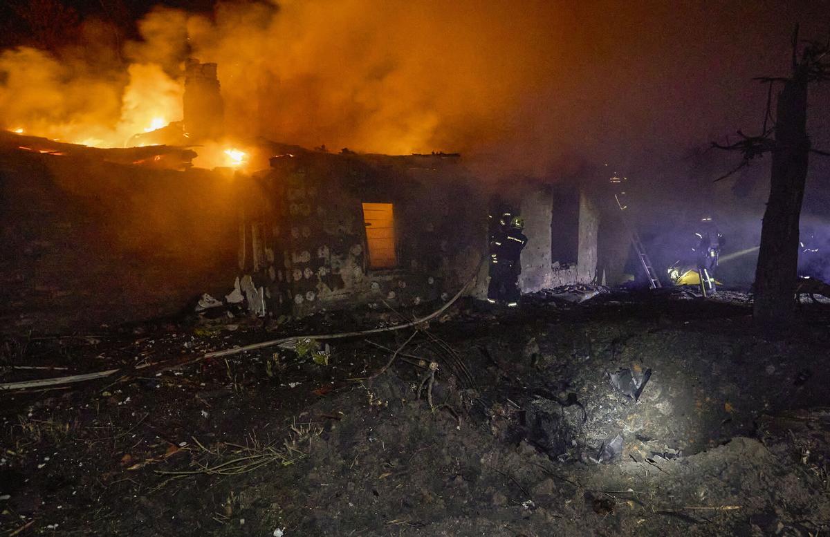 Járkov (Ukraine), 24/11/2025.- ataque ruso contra un área residencial de la segunda ciudad ucraniana