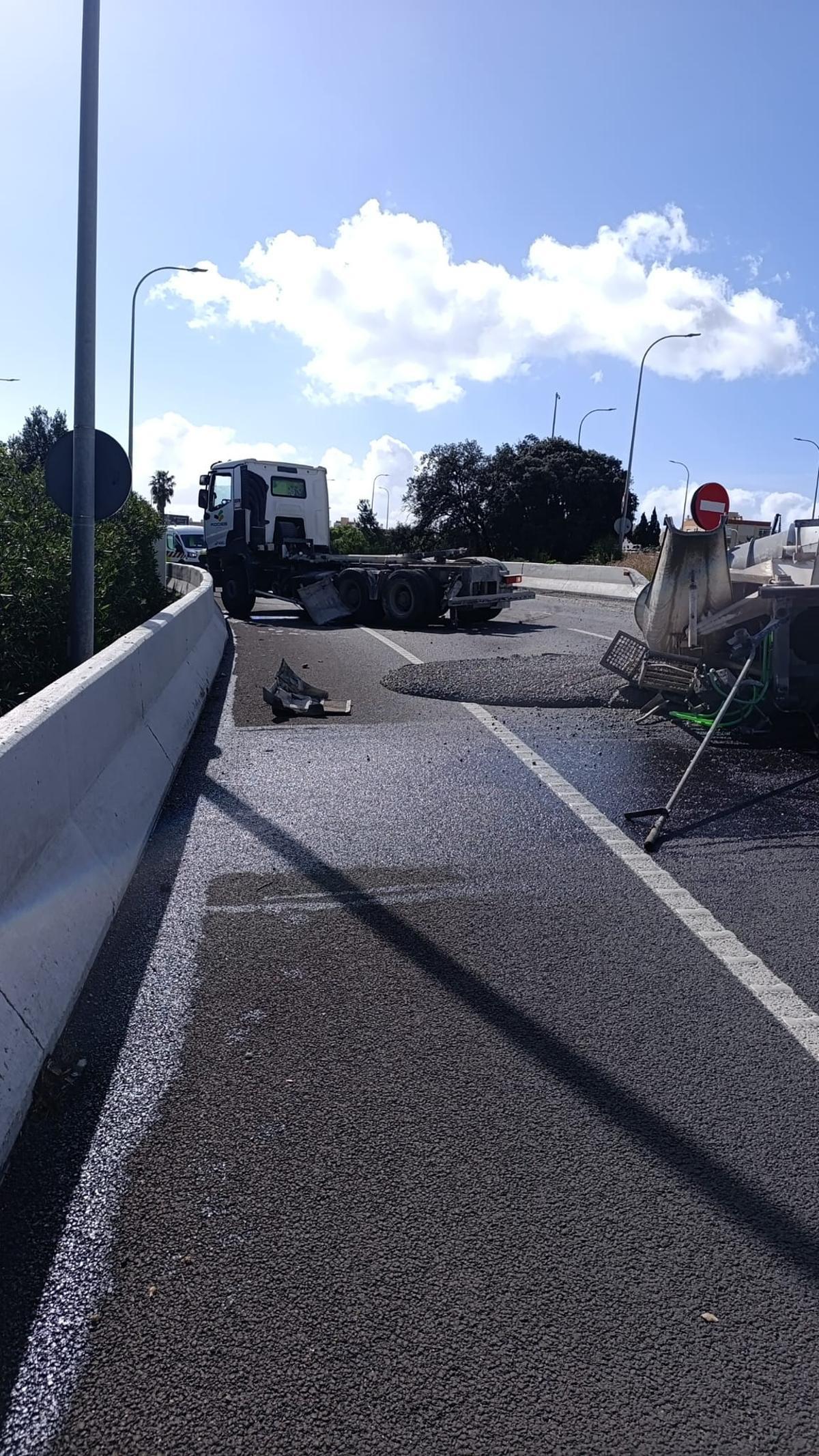 Un camión pierde la cuba de hormigón en la entrada a la Vía de Cintura Un camión pierde la cuba de hormigón en la entrada a la Vía de Cintura