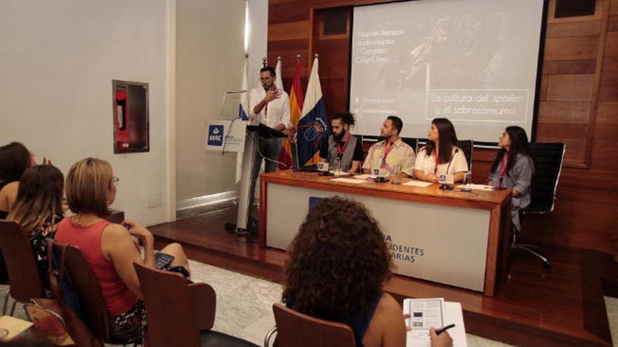 La mesa principal del acto con los cuatro estudiantes sentados a la espera de su turno.