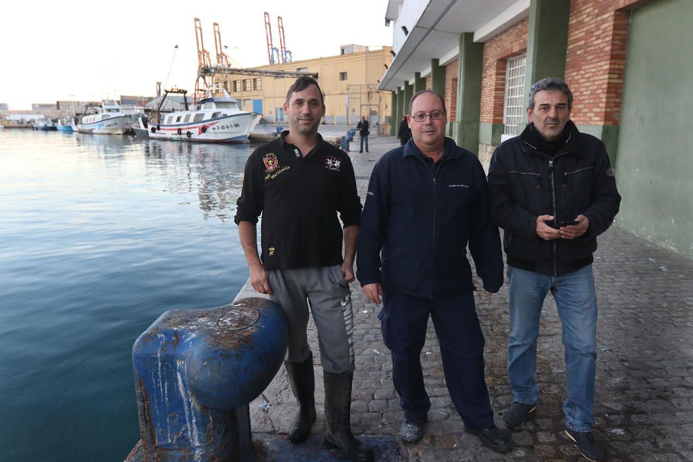 Tan solo cinco compradores y un barco se encargan de llevar el marisco y el pescado de arrastre cada día a la mesa de los malagueños donde la merluza y las gambas son las grandes protagonistas.