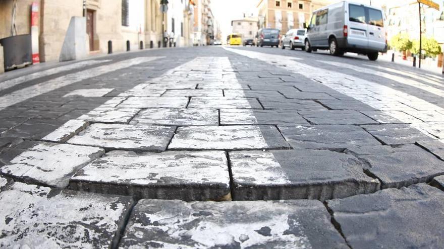 La calzada de adoquines que hay a la altura de San Agustín está deteriorada y genera ruido e inseguridad a vecinos y conductores.