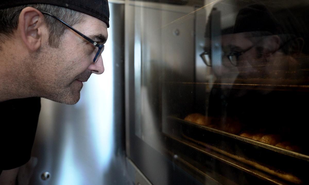 Benjamín Herrero, cocinero del Área 112, vigila el proceso de cocinado de las pancetas.