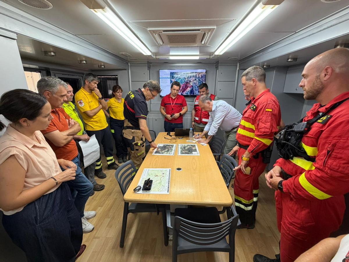 El conseller Juan Carlos Valderrama en una de las reuniones del Punto de Mando Avanzado del incendio de Soneja.