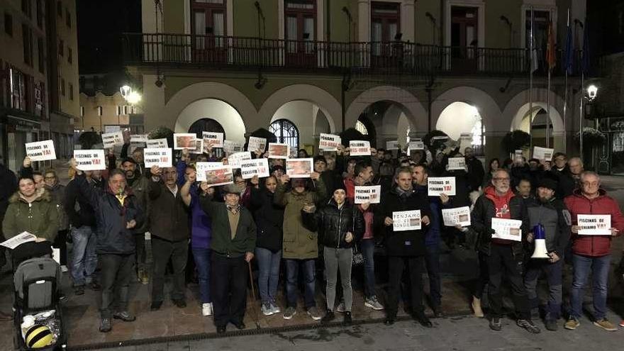 Los manifestantes, ayer por la tarde, ante la Casa Consistorial langreana.