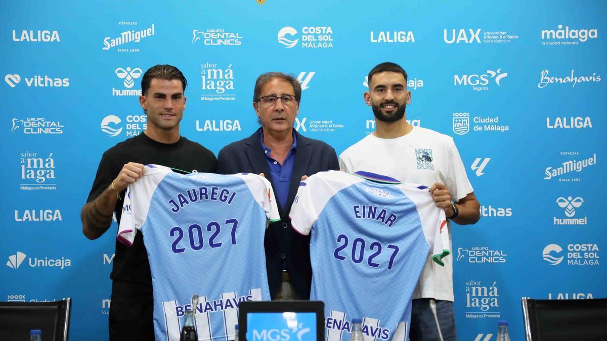 Los jugadores, junto a Loren Juarros