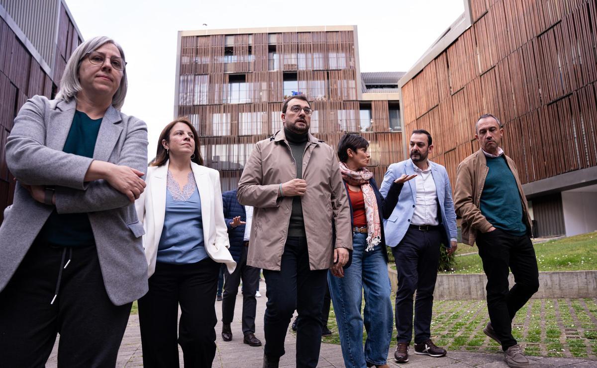 Por la izquierda, Leire Iglesias (Casa 47), Adriana Lastra, Adrián Barbón. Isabel Rodríguez, Manuel Ángel Álvarez y Ovidio Zapico.