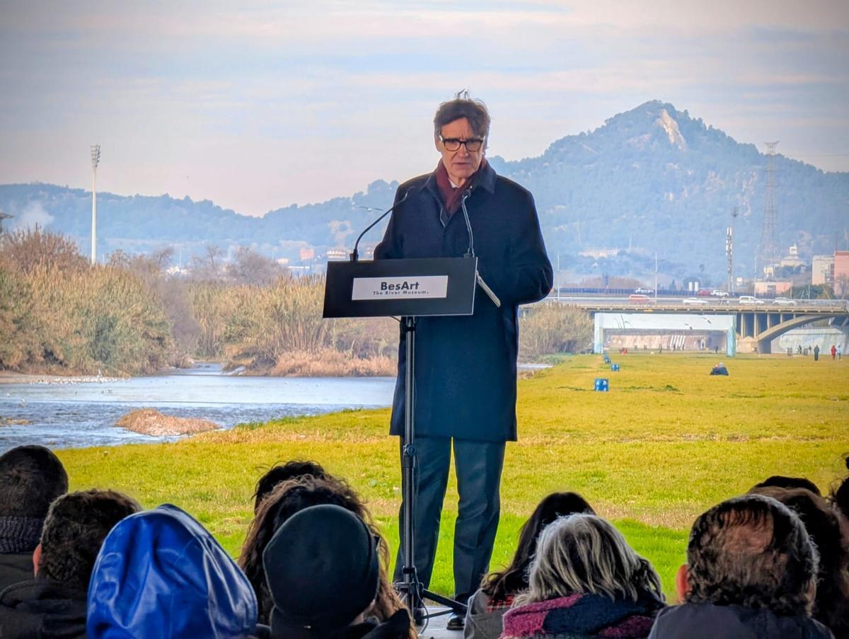 El president Illa, en su visita al museo BesArt del río Besòs.