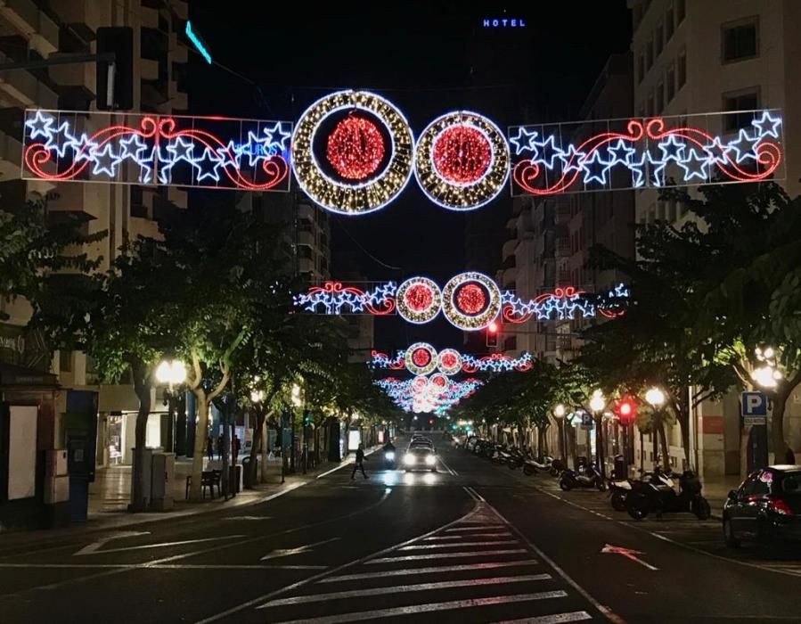 Los arcos de la Rambla y de la plaza del Ayuntamiento, además de otros colocados en barrios, permanecían anoche activados, pese a que el polémico pliego recoge que el alumbrado finaliza el 6 de enero,