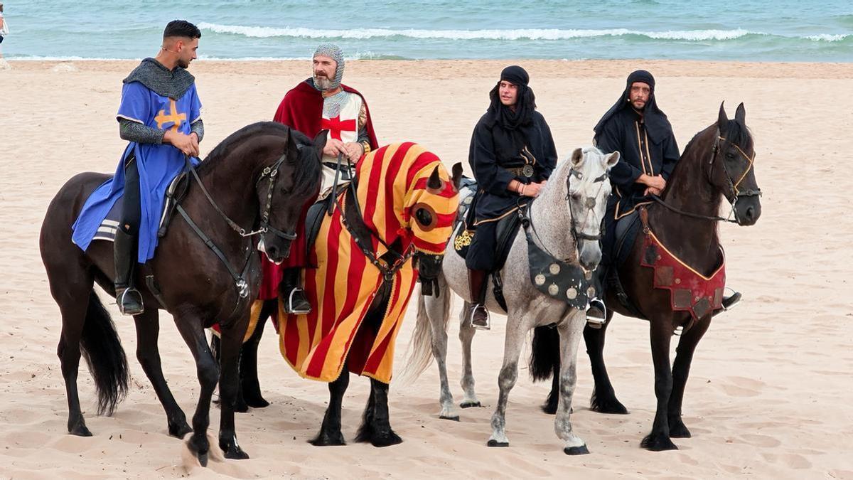 Los jinetes con sus caballos dieron un empaque especial a la recreación histórica en la playa de Miramar
