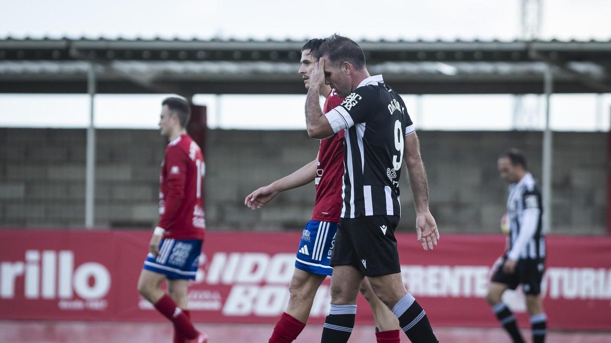 Ortuño se lamenta tras una ocasión fallada frente al Tarazona.