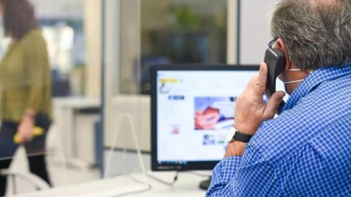 Un empleado público trabajando en una administración.