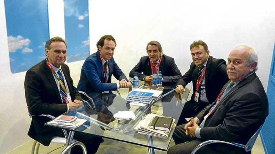 Reunión entre el conseller Marc Pons y directivos de Air Europa, ayer en Fitur.