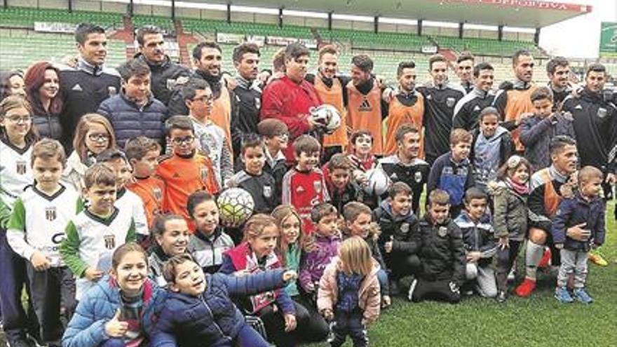 El Mérida se acerca a los niños en un día festivo