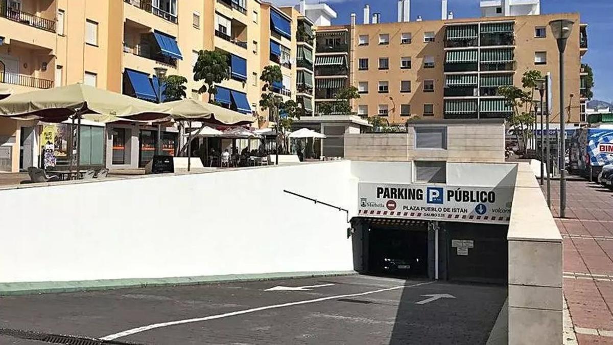 Acceso de entrada y salida del aparcamiento soterrado de la plaza de Istán, en San Pedro Alcántara.