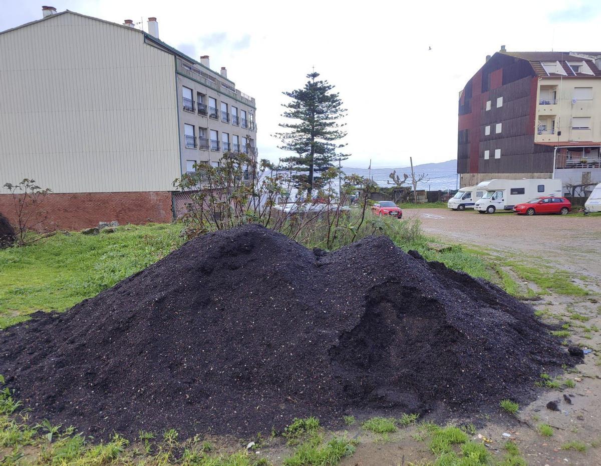 Compost acumulado desde el fin de semana en el aparcamiento de Pescadoira en Bueu. |