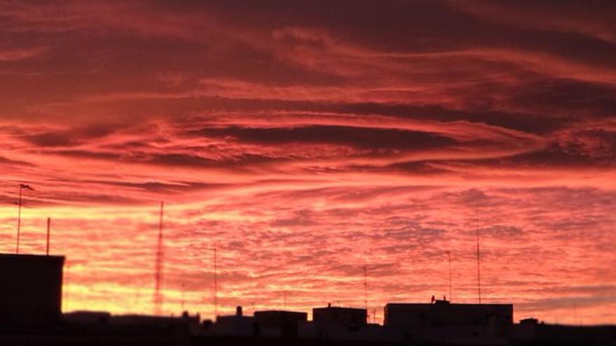 Candilazo o arrebol espectacular en el cielo de València durante el atardecer del 27 de diciembre.