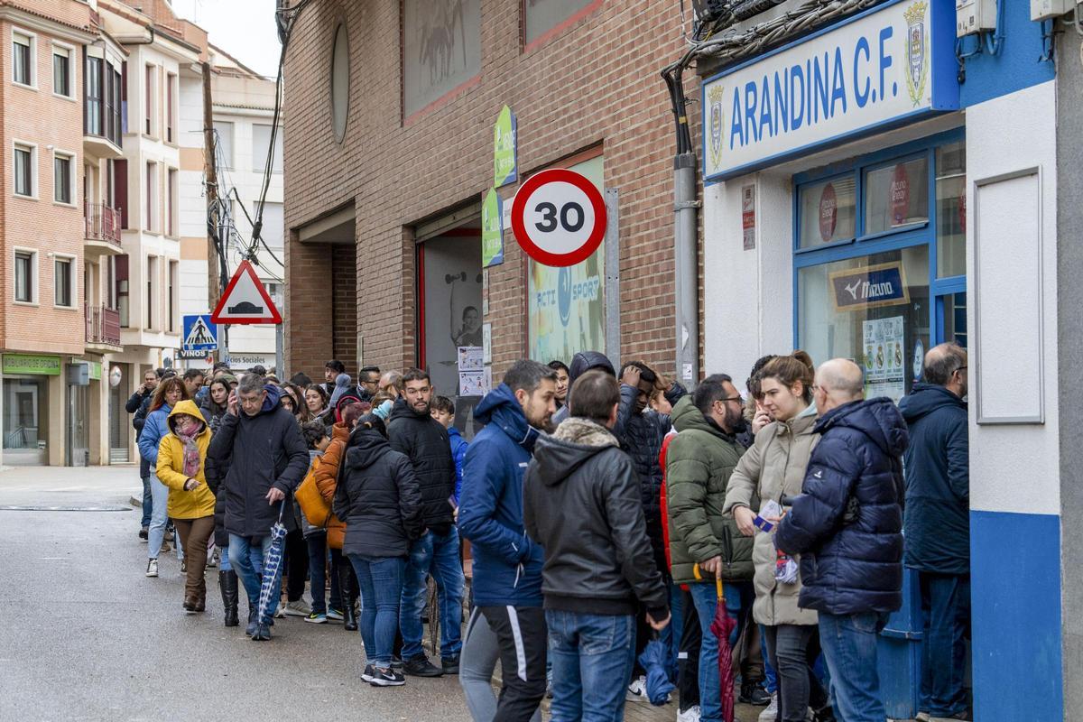 Colas en Aranda de Duero para comprar entradas para el partido contra el Real Madrid.