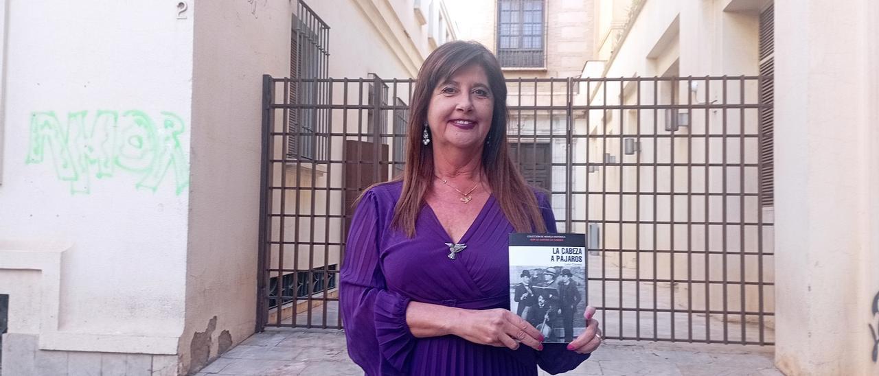 Lola Clavero, ayer con su nueva novela, delante del antiguo Conservatorio María Cristina, creado gracias a Ocón.