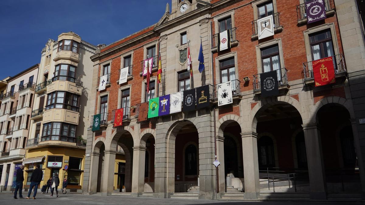 Reposteros en la fachada del Ayuntamiento de Zamora